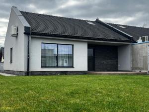 una casa bianca con tetto nero e cortile di Prázdninový dům a Frýdek-Místek