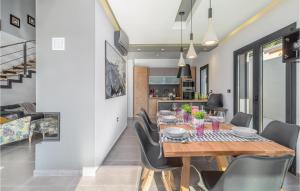 Un comedor y una cocina con mesa y sillas. en 3 Bedroom Gorgeous Home In Medulin, en Medulin