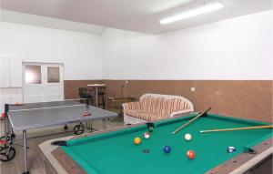 Biliardový stôl v ubytovaní 4 Bedroom Stunning Home In Neoric
