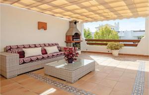 Posezení v ubytování 2 Bedroom Lovely Apartment In Estepona