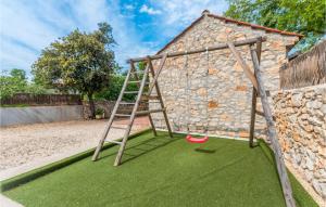 Herní místnost nebo prostor pro děti v ubytování 3 Bedroom Cozy Home In Sukosan