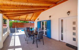 Balkón alebo terasa v ubytovaní 2 Bedroom Awesome Home In Maslenica