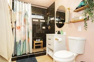 Ένα μπάνιο στο Star Motel Unit 4- Premier Downtown Hotel Luxury 1br Private Oasis