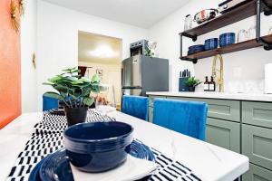 Η κουζίνα ή μικρή κουζίνα στο Star Motel Unit 4- Premier Downtown Hotel Luxury 1br Private Oasis