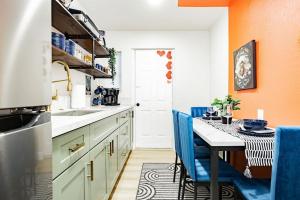 Η κουζίνα ή μικρή κουζίνα στο Star Motel Unit 4- Premier Downtown Hotel Luxury 1br Private Oasis +38 φωτογραφίες