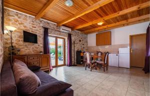Kuchyň nebo kuchyňský kout v ubytování Two-Bedroom Holiday Home In Lisane Tinjske