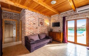 TV a/nebo společenská místnost v ubytování Two-Bedroom Holiday Home In Lisane Tinjske