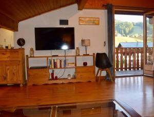 Televízia a/alebo spoločenská miestnosť v ubytovaní Appartement cosy avec lits faits à l'arrivée