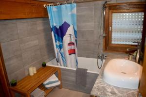 Kúpeľňa v ubytovaní Appartement cosy avec lits faits à l'arrivée + 33 fotografií