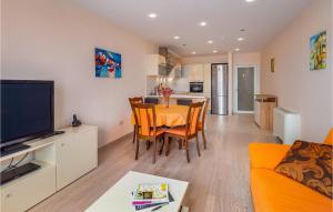 Et tv og/eller underholdning på Stunning Apartment In Moscenicka Draga