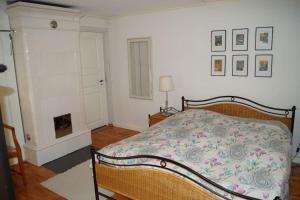 a bedroom with a bed and a fireplace at 85qm Schwedenhaus mit Booten Tischtennis Grill und nur 15km bis Vimmerby in Södra Vi