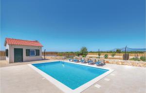 Πισίνα στο ή κοντά στο Three-Bedroom Holiday Home In Pakovo Selo