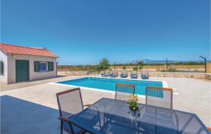Πισίνα στο ή κοντά στο Three-Bedroom Holiday Home In Pakovo Selo