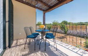 Μπαλκόνι ή βεράντα στο Three-Bedroom Holiday Home In Pakovo Selo +21 φωτογραφίες