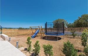 Ο χώρος παιχνιδιού για παιδιά στο Three-Bedroom Holiday Home In Pakovo Selo