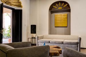 a living room with a couch and a table at El Mesón de Santa Rosa in Querétaro