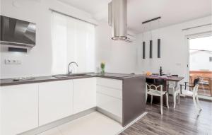 Kuchyň nebo kuchyňský kout v ubytování 3 Bedroom Awesome Apartment In Kampor