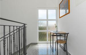 una mesa con un jarrón junto a una ventana en Gorgeous Apartment In Srima With Wifi, en Srima 10 fotos más