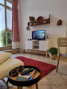 un salon avec une télévision et une table basse dans l'établissement La Casa più Bella, à Custonaci