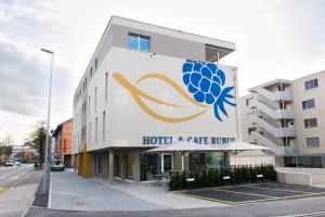 un panneau d'hôtel sur le côté d'un bâtiment dans l'établissement Hotel Rubus, à Effretikon