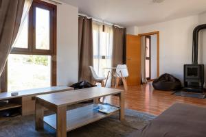 a living room with a coffee table and a couch at Espacioso y luminoso duplex con buhardilla in Valdelinares