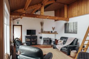 TV a/nebo společenská místnost v ubytování Ourtal Cottage