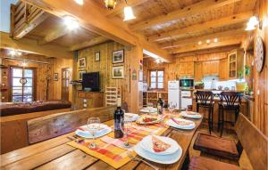 a dining room and kitchen with a table in a cabin at Cozy Home In Cujica Krcevina in Čujića Krčevina