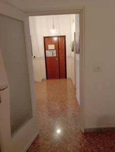 un corridoio vuoto con una porta in una stanza con un pavimento di Appartamento Levante a Bari