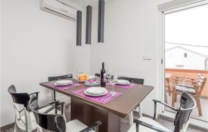 Fotografie z fotogalerie ubytování 3 Bedroom Awesome Apartment In Kampor v destinaci Kampor