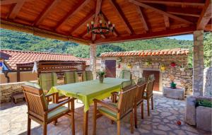 Patio nebo venkovní prostory v ubytování Stunning Home In Moscenicka Draga