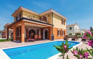 dom z basenem przed domem w obiekcie Three-Bedroom Holiday Home In Vabriga w mieście Vabriga