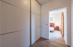 Łóżko lub łóżka w pokoju w obiekcie Three-Bedroom Holiday Home In Vabriga