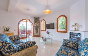 salon z dwiema kanapami i kominkiem w obiekcie Three-Bedroom Holiday Home In Vabriga w mieście Vabriga