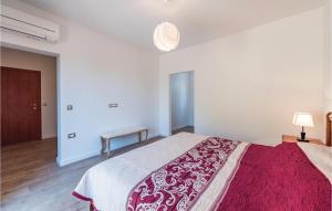 Łóżko lub łóżka w pokoju w obiekcie Three-Bedroom Holiday Home In Vabriga