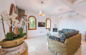 salon z kanapą i krzesłem w obiekcie Three-Bedroom Holiday Home In Vabriga w mieście Vabriga