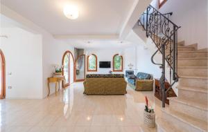 salon ze schodami i kanapą w obiekcie Three-Bedroom Holiday Home In Vabriga w mieście Vabriga