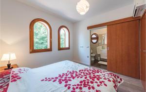 Łóżko lub łóżka w pokoju w obiekcie Three-Bedroom Holiday Home In Vabriga