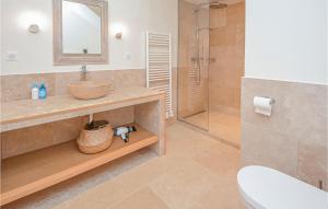 ein Badezimmer mit Waschbecken und Dusche in der Unterkunft L'amandier in Saint-Rémy-de-Provence