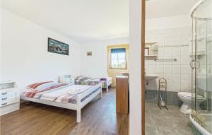 Kúpeľňa v ubytovaní Three-Bedroom Holiday Home In Valtura
