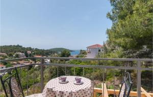 un tavolo con due tazze sul balcone di Lovely Home In Maslinica With Wifi a Maslinica