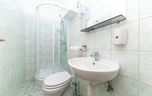 Kúpeľňa v ubytovaní Cozy Apartment In Kastel Stafilic