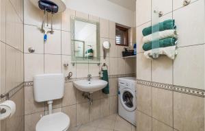 une salle de bain avec un lavabo et une machine à laver dans l'établissement Nice Home In Banjol With Wifi, à Banjol 31 autres photos