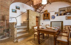 A seating area at Amazing Home In Mazzolla With Wifi