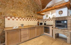 A kitchen or kitchenette at Amazing Home In Mazzolla With Wifi