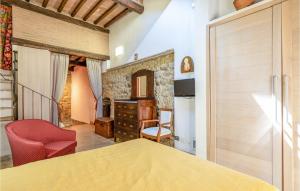 A television and/or entertainment centre at Amazing Home In Mazzolla With Wifi