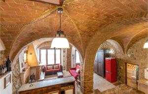 A kitchen or kitchenette at Amazing Home In Mazzolla With Wifi