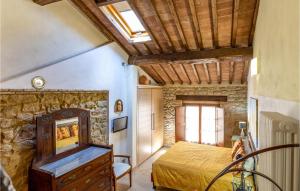 A bed or beds in a room at Amazing Home In Mazzolla With Wifi