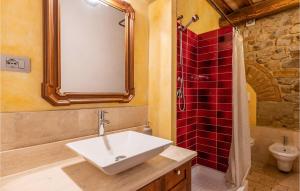 A bathroom at Amazing Home In Mazzolla With Wifi