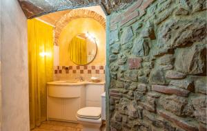 A bathroom at Amazing Home In Mazzolla With Wifi