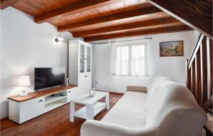 Televízia a/alebo spoločenská miestnosť v ubytovaní 2 Bedroom Beautiful Home In Trilj